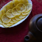 Limoni grandi e succosi in un vaso, con terra fertile e fertilizzante.