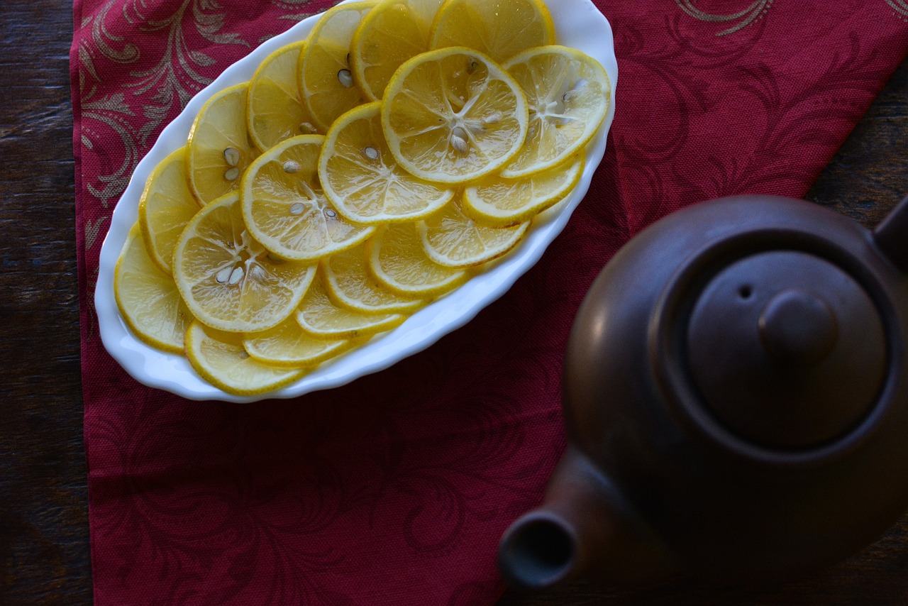 Limoni grandi e succosi in un vaso, con terra fertile e fertilizzante.