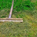 Raccolta di erba tagliata in un sacco per il corretto smaltimento.