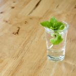 Basilico in un bicchiere d'acqua, pronto per essere moltiplicato.