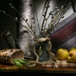 Vischio verde brillante che cresce su un albero di melo in un giardino domestico.