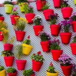 Giardino verticale con piante verdi su una parete, ideale per risparmiare spazio.