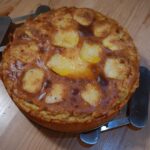 Torta ricotta e pera decorata, pronta da servire, su un piatto elegante.