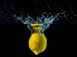 Limone in un vaso con radici visibili, evidenziando l'effetto dell'acqua eccessiva.