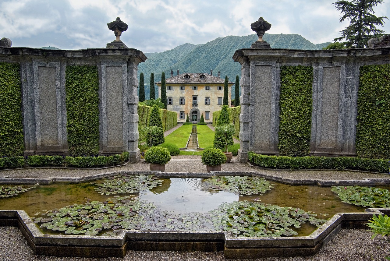 Giardino all'italiana di una villa da sogno, con piante curate e fiori colorati in un ambiente sereno.