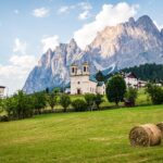Vista panoramica del villaggio trentino immerso nella natura, con aria pura e montagne sullo sfondo.