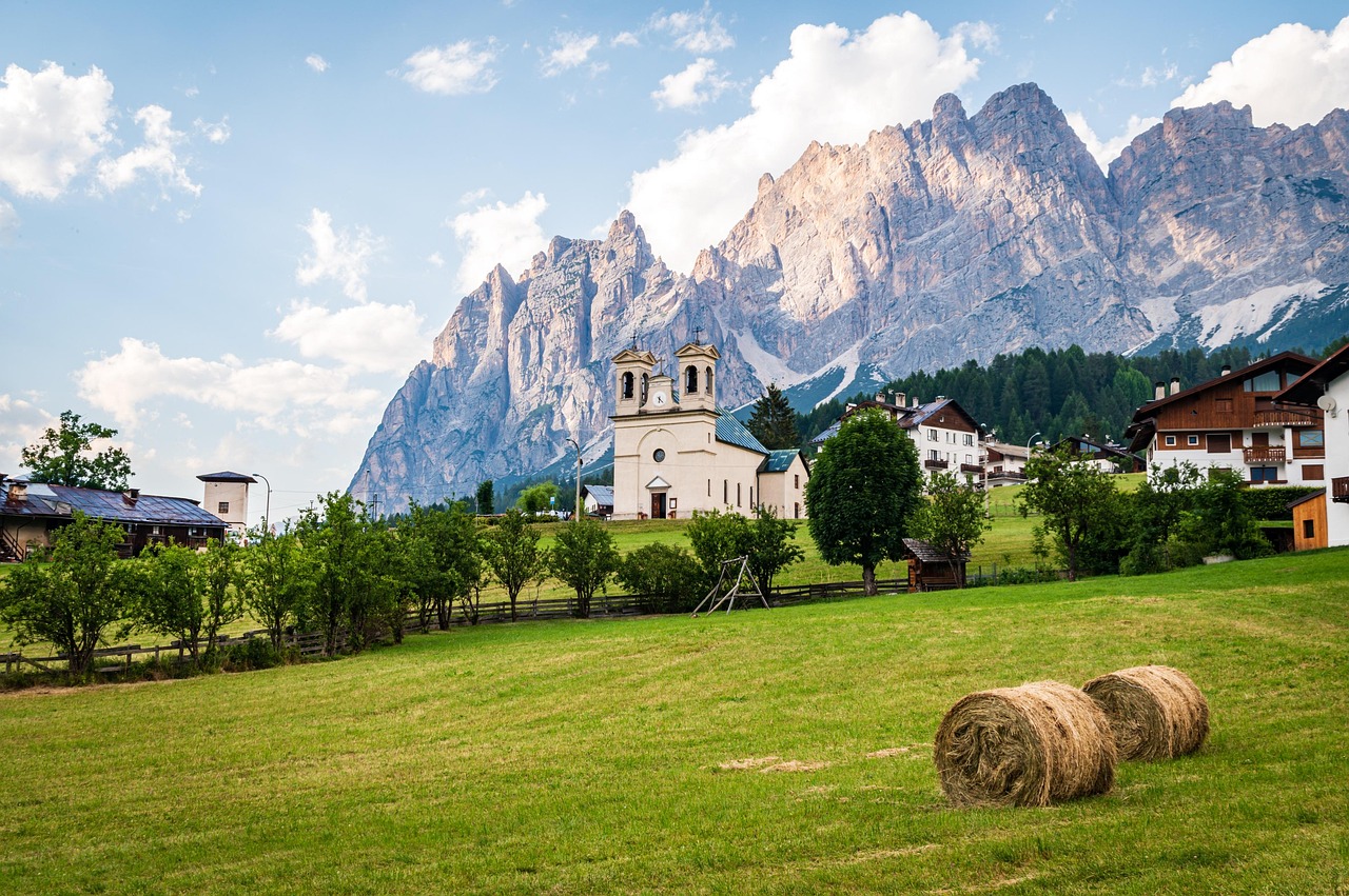 Vista panoramica del villaggio trentino immerso nella natura, con aria pura e montagne sullo sfondo.