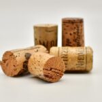 Tappi di sughero nei vasi per migliorare l'umidità e la salute delle piante nel giardino.